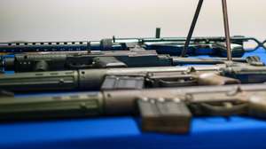 A Polícia Judiciária (PJ) apresentou hoje material apreendido na sequência de uma investigação sobre Tráfico de Armas “Operação Ibéria “, na região Norte do País, Vila Real, 14 de outubro de 2020. Foram detidas 52 pessoas no âmbito de megaoperação de combate ao tráfico e mediação de armas que decorreu na zona Norte do país e coordenada pelo departamento de Vila Real. PEDRO SARMENTO COSTA/LUSA