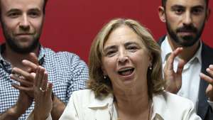 A candidata do Partido Socialista (PS) à Câmara Municipal de Almada, Inês de Medeiros, faz o discurso de vitória com apoiantes na sede de campanha na noite eleitoral das eleições Autárquicas 2025, em Almada, Setúbal, 12 de outubro de 2025. Mais de 9,3 milhões de eleitores podem votar nas eleições autárquicas em Portugal, a 12 de outubro de 2025. CARLOS M. ALMEIDA/LUSA