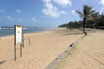 Na baixa de Xai-Xai, sul de Moçambique, multiplicam-se escombros que têm no enorme hotel junto à praia, do tempo colonial, o expoente máximo, símbolo da potencialidade turística e do que continua por fazer na promoção daquele destino, Moçambique, 12 de outubro de 2023. (ACOMPANHA TEXTO DA LUSA DO DIA 16 DE OUTUBRO DE 2023). ESTEVÃO CHAVISSO/LUSA