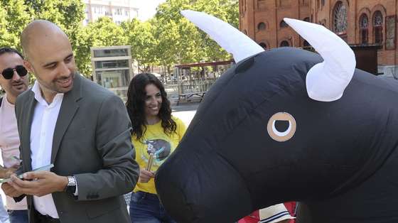 O cabeça de lista do PAN às eleições europeias 2024, Pedro Fidalgo Marques, acompanhado pela lider daquele Partido,  Inês Sousa Real,   durante ação de campanha junto à praça de touros do Campo Pequeno, 01 junho 2024, em Lisboa   MANUEL DE ALMEIDA/LUSA