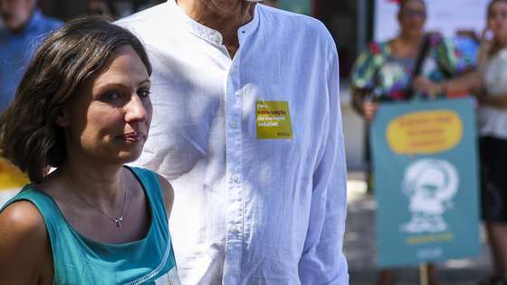 A presidente da Federação Nacional dos Médicos, Joana Bordalo e Sá (E), durante uma concentração nacional de Médicos, no âmbito da qual é apresentada uma contraproposta à apresentada pelo Governo, que sirva os médicos e o Serviço Nacional de Saúde (SNS), e para prestar esclarecimentos sobre a luta dos médicos e o impacto da greve na Jornada Mundial da Juventude, em frente ao Ministério da Saúde, em Lisboa, 01 de agosto de 2023. JOSÉ SENA GOULÃO/LUSA