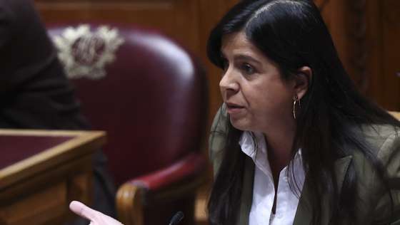 A porta-voz do PAN - Pessoas Animais Natureza, Inês Sousa Real, intervém durante o debate quinzenal com a presença do primeiro-ministro, na Assembleia da República, em Lisboa, 24 de setembro de 2025. O primeiro-ministro regressa hoje aos debates quinzenais no parlamento mais de sete meses depois da última discussão neste formato e a pouco mais de duas semanas da entrega do Orçamento do Estado para 2026. ANTÓNIO COTRIM/LUSA