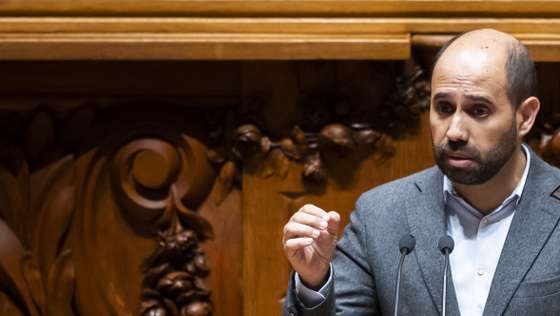 O líder parlamentar do Bloco de Esquerda, Pedro Filipe Soares, usa da palavra durante o debate parlamentar de apreciação na generalidade do Orçamento do Estado para 2023, na Assembleia da República, em Lisboa, 27 de outubro de 2022. JOSÉ SENA GOULÃO/LUSA