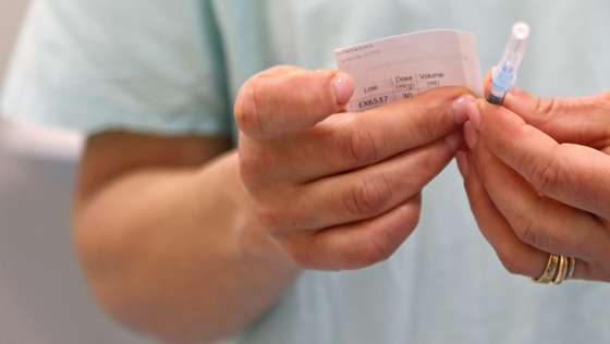 Uma enfermeira prepara-se para administrar uma dose da vacina contra a covid-19 no Centro Hospitalar e Universitário Lisboa Norte, E.P.E, em Lisboa, 13 de maio de 2021. O secretário de Estado Adjunto e da Saúde, António Lacerda Sales, e o coordenador da 'task force' da vacinação contra a covid-19, Henrique Gouveia e Melo (ausentes da foto), visitaram hoje o Centro Hospitalar onde decorre a vacinação de doentes em contexto de consulta externa. ANTÓNIO PEDRO SANTOS/LUSA