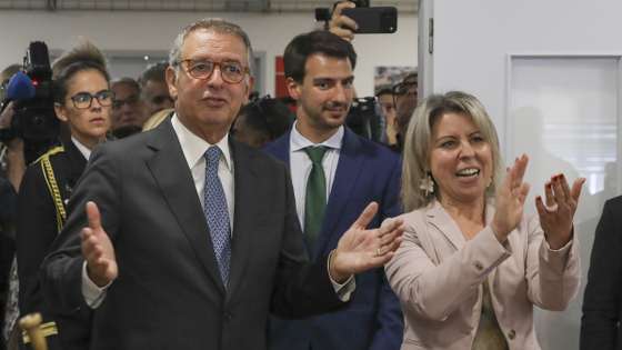 O Presidente da República, António José Seguro (C), acompanhado pelo presidente da Câmara Municipal de Leiria, Gonçalo Lopes (2-E), durante a visita à Escola Profissional de Leiria, em Leiria, 30 de outubro de 2026. PAULO CUNHA/LUSA