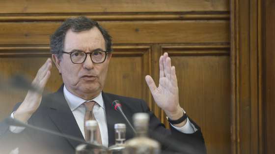 O ministro da Economia e da Coesão Territorial, Manuel Castro Almeida, intervém durante a sua audição na Comissão da Reforma do Estado e Poder Local, na Assembleia da República, em Lisboa, 27 de maio de 2026. ANTÓNIO PEDRO SANTOS/LUSA