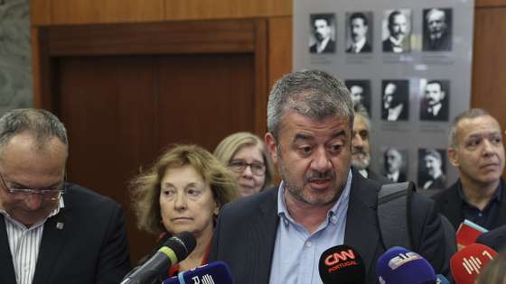 O secretário-geral da FNE, Pedro Barreiros fala aos jornalistas após uma reunião com o ministro da Educação, Fernando Alexandre (3D), no Ministério da Educação, Ciência e Inovação, Lisboa, 3 de maio de 2024.O Governo convocou as 12 estruturas sindicais representantes dos professores para iniciar o processo negocial com vista à recuperação do tempo de serviço, assim como de outras medidas de valorização da carreira.
MIGUEL A. LOPES/LUSA