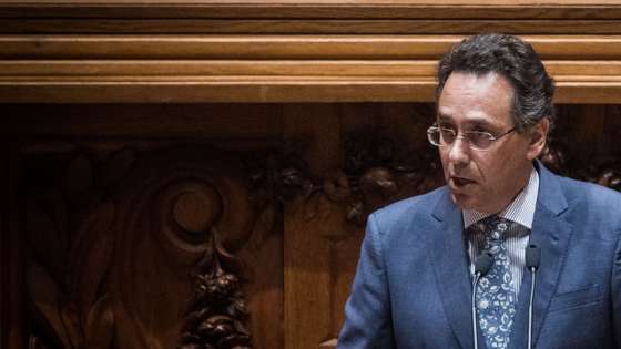 Porfírio Silva, deputado do PS, faz a sua intervenção neste debate.