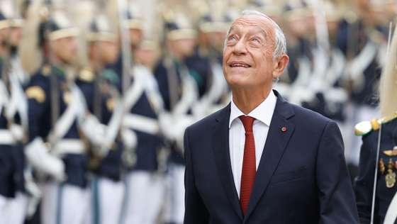 O Presidente da República, Marcelo Rebelo de Sousa (E), durante as comemorações oficiais do Dia da Implantação da República Portuguesa, nos Paços do Concelho, em Lisboa, 05 de outubro de 2024. A Implantação da República Portuguesa foi o resultado de uma revolução organizada pelo Partido Republicano Português, que destituiu a monarquia constitucional e implantou um regime republicano em Portugal. ANTÓNIO PEDRO SANTOS/LUSA