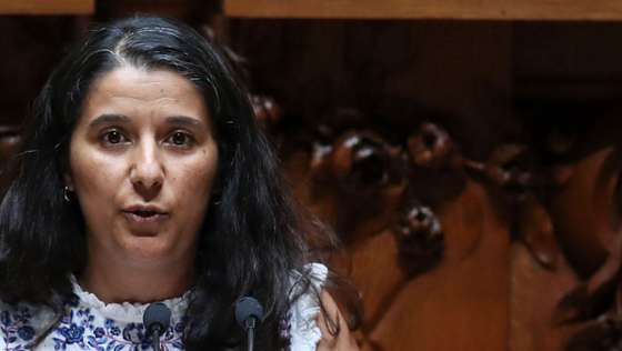 A lider parlamentar do Partido Comunista Português (PCP), Paula Santos, intervem  durante o debate sobre política geral, centrada nas soluções para a defesa do poder de compra e das condições de vida do povo, travando o aumento de preços e assegurando o aumento dos salários e pensões, solicitado pelo Partido Comunista Português(PCP), na Assembleia da República, em Lisboa, 07 de julho de 2022. ANTÓNIO COTRIM/LUSA