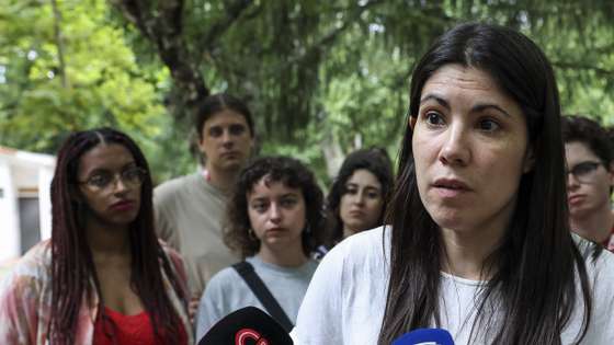 A coordenadora do Bloco de Esquerda (BE), Mariana Mortágua, fala aos jornalistas  durante o acampamento da Liberdade, acampamento de jovens do Bloco de Esquerda, no Parque de Campismo de São Gião, Oliveira do Hospital, 29 de julho de 2023. PAULO NOVAIS/LUSA