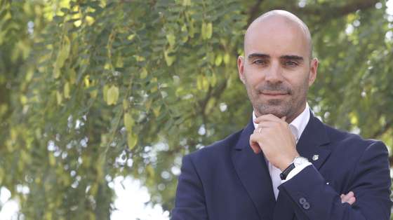 O candidato às eleições da presidência do Sport Lisboa e Benfica (SLB) João Diogo Manteigas posa para a fotografia durante uma entrevista à Agência Lusa, em Lisboa, 13 de outubro de 2025. As eleições decorrerão no próximo dia 25 de outubro.  (ACOMPANHA TEXTO DE 15-10-2025) ANTÓNIO PEDRO SANTOS/LUSA