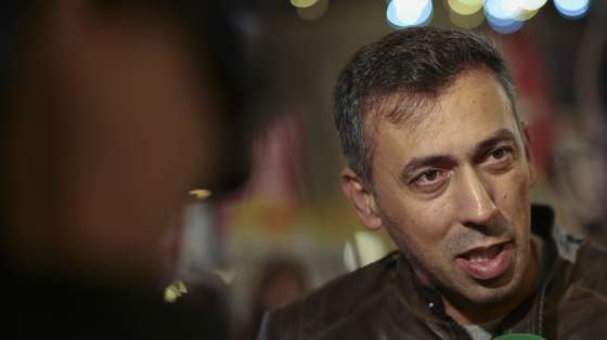 O secretário-geral da CGTP-IN, Tiago Oliveira, fala com os jornalistas durante a Arruada de Natal contra o Pacote Laboral organizada pela União dos Sindicatos de Lisboa, pelo: Fim da Precariedade; Acabar com o Desemprego; Pelo Direito à habitação; Aumento dos salários e pensões, em Lisboa, 3 de dezembro de 2025. MIGUEL. A. LOPES/LUSA
