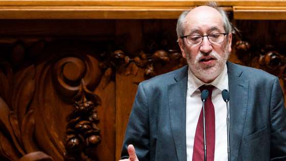 O deputado do Partido Comunista Português, António Filipe, usa da palavra no debate sobre a reformulação das forças e serviços de segurança que exercem atividade de segurança interna, no quadro da reafetação de competências do Serviço de Estrangeiros e Fronteiras,  na Assembleia da República, em Lisboa, 09 de julho de 2021. JOSÉ SENA GOULÃO/LUSA