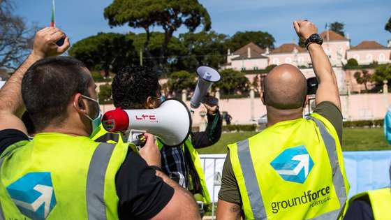 Manifestação de trabalhadores da SPdH/Groundforce Convocada pelo movimento SOS handling, em protesto pelo não pagamento de salários e os despedimentos anunciados, em frente ao Palácio de Belém, em Lisboa, 15 de março de 2021. JOSÉ SENA GOULÃO/LUSA
