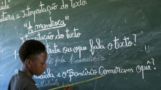 O professor Frederico Chipessola (E) durante a aula de português na escola primária de Chipupili, município da Chicala, Cuito, Bié, Angola, 28 de maio de 2024. Milhares de alunos angolanos de zonas rurais andam dezenas de quilómetros para ter acesso ao ensino devido à falta de transportes.O cenário poderá mudar em breve com a implementação de um projeto-piloto no âmbito da iniciativa “Unidos pela Educação” - que integra o Centro Ufolo, a Fundação Ulwazi e o Ministério da Educação - para formar professores ambulantes e levar uma “escola móvel” até às aldeias. (ACOMPANHA TEXTO DO DIA 02 DE JUNHO DE 2024). AMPE ROGÉRIO/LUSA