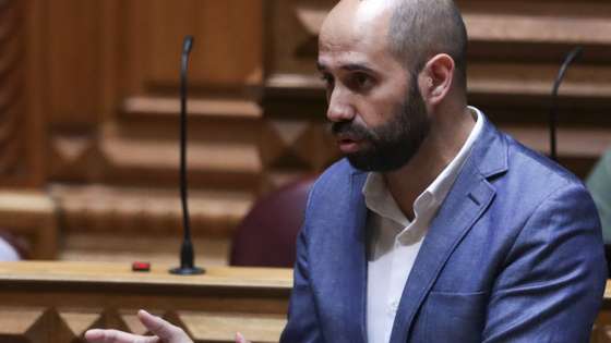 O deputado do Bloco de Esquerda (BE), Pedro Filipe Soares, intervém na sessão plenária do debate preparatório do Conselho Europeu, na Assembleia da República, em Lisboa, 20 de outubro de 2021. TIAGO PETINGA/LUSA