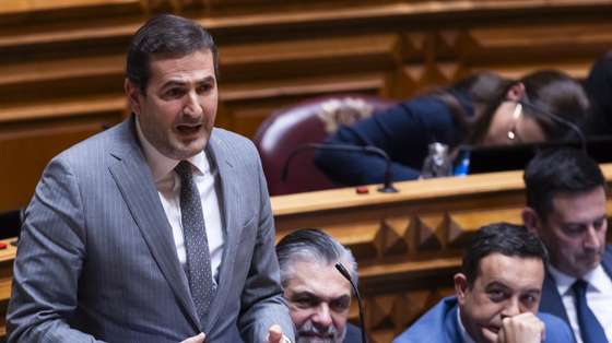 O líder parlamentar do Partido Social Democrata (PSD), Hugo Soares, usa da palavra durante o debate quinzenal com a presença do Primeiro-Ministro, na Assembleia da República, em Lisboa, 11 de dezembro de 2024. JOSÉ SENA GOULÃO/LUSA