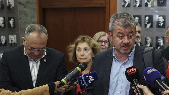 O secretário-geral da FNE, Pedro Barreiros fala aos jornalistas após uma reunião com o ministro da Educação, Fernando Alexandre (3D), no Ministério da Educação, Ciência e Inovação, Lisboa, 3 de maio de 2024.O Governo convocou as 12 estruturas sindicais representantes dos professores para iniciar o processo negocial com vista à recuperação do tempo de serviço, assim como de outras medidas de valorização da carreira.
MIGUEL A. LOPES/LUSA