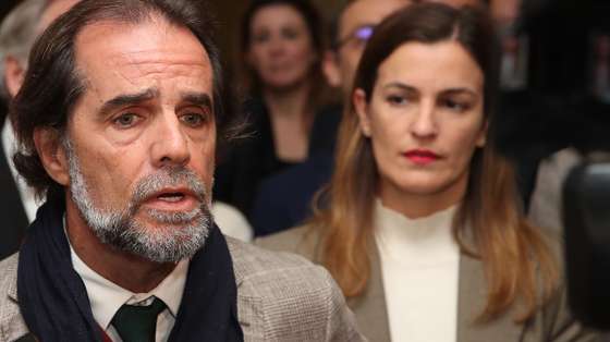 O presidente do PSD/Madeira, Miguel Albuquerque, fala aos jornalistas após ter entregue a lista de candidatos às eleições legislativas regionais da Madeira no Tribunal do Funchal, no Funchal, 10 de fevereiro de 2025. HOMEM DE GOUVEIA/LUSA