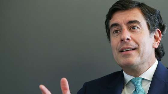 O diretor-geral da Associação Portuguesa de Empresas de Distribuição (APED), Gonçalo Lobo Xavier, fala durante uma entrevista à agência Lusa, na sede da APED, em Lisboa, 07 de abril de 2021. O diretor-geral da Associação Portuguesa de Empresas de Distribuição (APED) defendeu, em entrevista á Lusa, a venda dos autotestes covid-19 nos supermercados e hipermercados, salientando que o setor quer estar "na parte da solução". (ACOMPANHA TEXTO DA LUSA DO DIA MANUEL DE ALMEIDA
