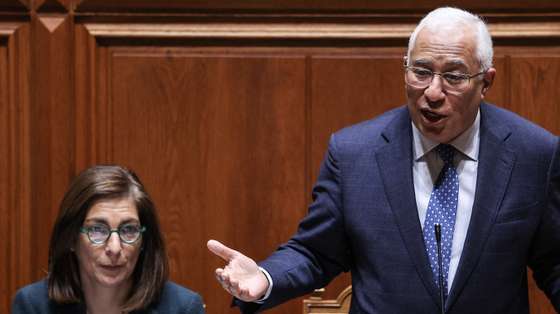 O primeiro-ministro, António Costa (C), ladeado pela ministra Adjunta e dos Assuntos Parlamentares, Ana Catarina Mendes (E), e pela ministra da Presidência, Mariana Vieira da Silva (D), intervém no debate parlamentar sobre política geral, esta tarde na Assembleia da República, em Lisboa, 11 de janeiro de 2023. MIGUEL A. LOPES/LUSA