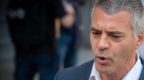 Rui Fonseca e Castro, candidato ás eleiçoes europeias do Partido Ergue-te, fala aos jornalistas durante a manisfestação "Não à criminalidade e ao racismo contra os portugueses "  que decorreu no Campo 24 de Agosto, Porto. 11 de Maio de 2024. RUI MANUEL FARINHA / LUSA