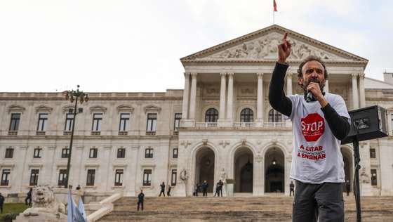 O coordenador do Sindicato de Todos os Profissionais da Educação (STOP), André Pestana, intervém durante a 3ª Marcha Nacional pela Escola Pública e em defesa do direito à Greve, frente à Assembleia da República, em Lisboa, 25 de fevereiro de 2023. JOSÉ SENA GOULÃO/LUSA