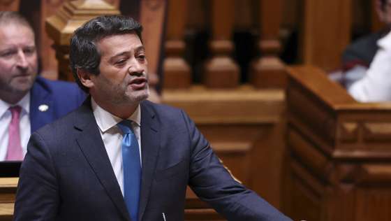 O presidente e deputado do Chega, André Ventura, intervém na sessão plenária com a presença do primeiro-ministro, Luís Montenegro (ausente da fotografia), na Assembleia da República, em Lisboa, 19 de fevereiro de 2026. ANTÓNIO COTRIM/LUSA