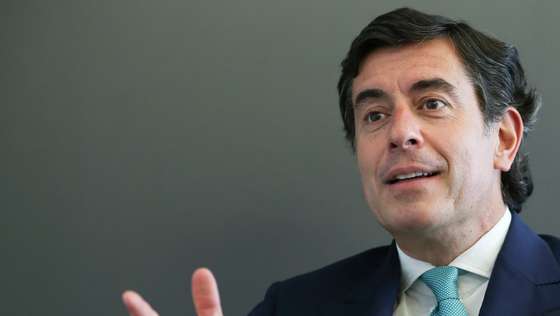 O diretor-geral da Associação Portuguesa de Empresas de Distribuição (APED), Gonçalo Lobo Xavier, fala durante uma entrevista à agência Lusa, na sede da APED, em Lisboa, 07 de abril de 2021. O diretor-geral da Associação Portuguesa de Empresas de Distribuição (APED) defendeu, em entrevista á Lusa, a venda dos autotestes covid-19 nos supermercados e hipermercados, salientando que o setor quer estar "na parte da solução". (ACOMPANHA TEXTO DA LUSA DO DIA MANUEL DE ALMEIDA