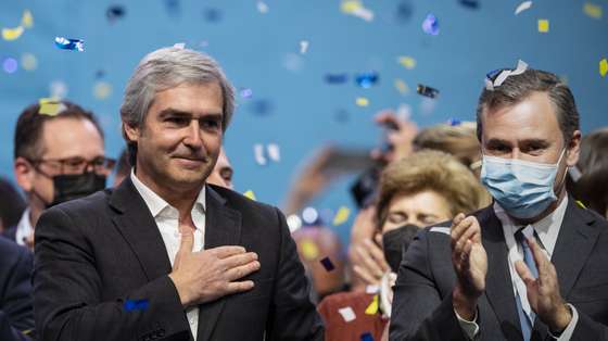 O novo presidente do CDS-PP, Nuno Melo (C), saúda os militantes após o discurso de tomada de posse durante o 29.º Congresso do partido, no pavilhão Multiusos de Guimarães, 3 de abril de 2022. Nuno Melo foi hoje eleito presidente do CDS-PP, depois de a sua Comissão Política Nacional obter 74,93% dos votos dos delegados ao 29.º congresso nacional do partido, que termina hoje em Guimarães (distrito de Braga). JOSÉ COELHO/LUSA