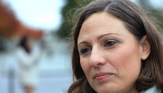 A presidente da Federação Nacional dos Médicos (FNAM), Joana Bordalo e Sá, durante uma manifestação junto ao Hospital São João no Porto, 14 de Novembro 2023. Os médicos estão em greve para exigir "salários justos e condições de trabalho dignas para todos os médicos no Serviço Nacional de Saúde (SNS)". ESTELA SILVA/LUSA