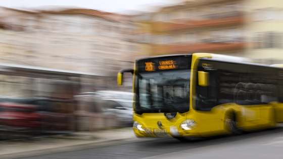 Um autocarro da Carris Metropolitana em serviço na área de Lisboa, 27 de dezembro de 2023. A Carris Metropolitana é uma iniciativa dos 18 municípios do coletivo rodoviário de passageiros na Área Metropolitana de Lisboa (AML) que, através da Transportes Metropolitanos de Lisboa, funde a operação de transporte público rodoviário de toda a AML numa só imagem e serviço. (ACOMPANHA TEXTO DA LUSA DO DIA 30 DE DEZEMBRO DE 2023). MIGUEL A. LOPES/LUSA