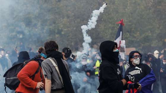 epa13312279 Protesters clash with police guarding access to Place de la Madeleine during a demonstration against rising living costs and cuts to public services in Paris, France, 17 October 2026. The nationwide mobilization brought together Yellow Vest (Gilets Jaunes) activists, high school and university students, trade unions and other groups protesting rising living costs, fuel prices and deteriorating public services, while demanding improvements in education and school conditions.  EPA/MOHAMMED BADRA