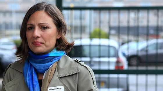 A presidente da Federação Nacional dos Médicos (FNAM), Joana Bordalo e Sá, faz um balanço da greve dos médicos junto ao Hospital São João, no Porto, 25 de setembro de 2024. ESTELA SILVA/LUSA