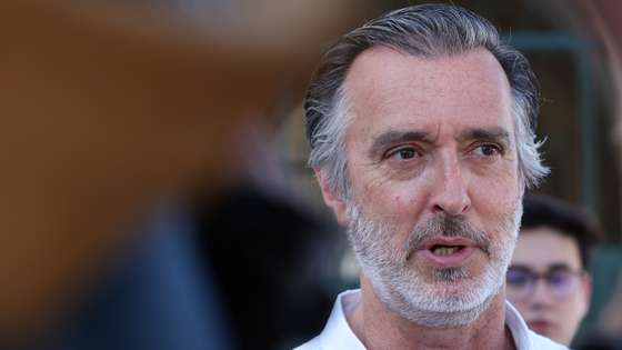 O cabeça de lista  às eleições europeias, da Iniciativa Liberal (IL), João Cotrim de Figueiredo, fala aos jornalistas durante uma ação de campanha para as eleições europeias 2024  na baixa de Faro ,02 de junho de 2024. Em Portugal as eleições europeias realizam-se em 9 de junho e serão disputadas por 17 partidos e coligações.LUÍS FORRA/LUSA