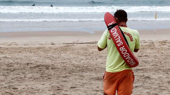 Um nadador salvador assiste à formação nas áreas do resgate e salvamento aquático e Suporte Básico de Vida, numa praia da Costa da Caparica, Almada, 23 de setembro de 2020. ANTÓNIO COTRIM/LUSA