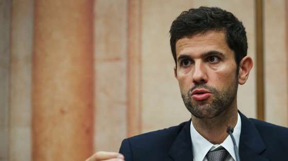 O vice-presidente do grupo parlamentar do PSD, Hugo Carneiro, usa da palavra durante uma conferência de imprensa sobre o "Pacote da Reforma Fiscal e Redução de Impostos" na Assembleia da República, em Lisboa, 12 de setembro de 2023. RODRIGO ANTUNES/LUSA
