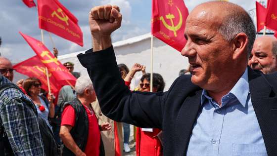 O secretário-geral do Partido Comunista Português (PCP), Paulo Raimundo, grita palavras de ordem durante a homenagem anual a Catarina Eufémia, em Baleizão, Beja, 21 de maio de 2023. NUNO VEIGA/LUSA