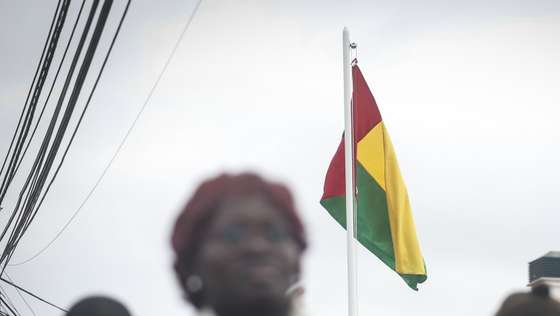 Cidadãos guineenses aguardam pela sua vez para exercerem o seu direito de voto para as eleições presidenciais e legislativas na Guiné-Bissau, na Embaixada da Guiné-Bissau, em Lisboa, 23 de novembro de 2025. ANTÓNIO PEDRO SANTOS/LUSA