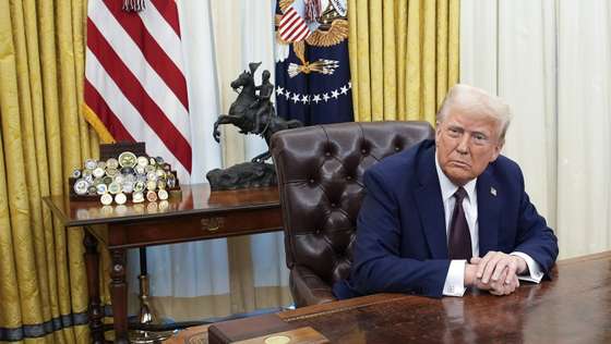 epa11848466 US President Donald Trump sits in the Oval Office after signing executive orders of the White House in Washington, DC, USA, 23 January 2025.  EPA/YURI GRIPAS / POOL