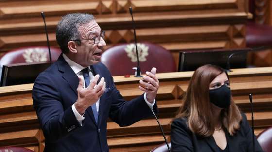 O deputado do Partido Social Democrata (PSD) Duarte Pacheco interpela o Governo durante o debate parlamentar de discussão na generalidade do Orçamento do Estado para 2021 (OE2021), na Assembleia da República, em Lisboa, 28 de outubro de 2020. TIAGO PETINGA/LUSA