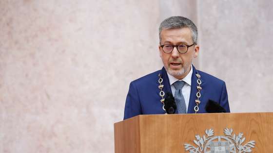O presidente da Câmara Municipal de Lisboa, Carlos Moedas, intervém durante as comemorações oficiais do Dia da Implantação da República Portuguesa, nos Paços do Concelho, em Lisboa, 05 de outubro de 2024. A Implantação da República Portuguesa foi o resultado de uma revolução organizada pelo Partido Republicano Português, que destituiu a monarquia constitucional e implantou um regime republicano em Portugal. ANTÓNIO PEDRO SANTOS/LUSA