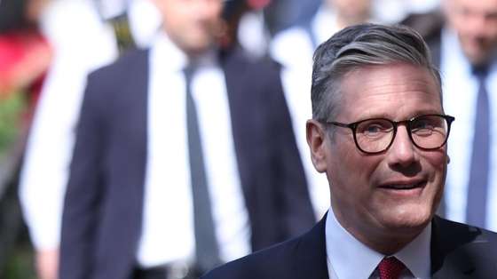 epaselect epa11456399 Labour Party leader Sir Keir Starmer arrives at a polling station to vote during the British General Election in London, Britain, 04 July 2024. Britons are heading to the polls to elect new members of Parliament following the call by Britain's Prime Minister Sunak for a snap election.  EPA/NEIL HALL