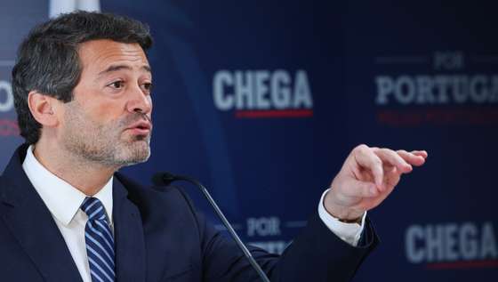 O Presidente do Chega, André Ventura, apresenta as propostas do partido sobre a imigração e a sua candidatura às eleições presidenciais na sede do partido em Lisboas, 03 de fevereiro de 2025. TIAGO PETINGA/LUSA