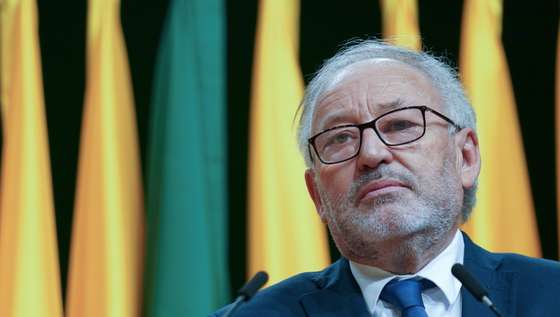 O presidente reeleito da Associação Nacional de Freguesias (Anafre), Jorge Veloso, durante a sessão solene de encerramento do Congresso da Anafre, no Altice Fórum, em Braga, 13 de março de 2022. HUGO DELGADO/LUSA