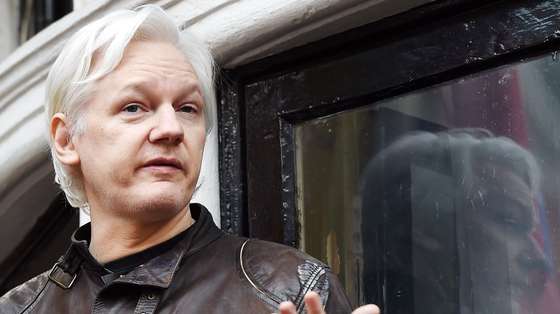 epa08918432 (FILE) - Australian computer programmer and WikiLeaks founder Julian Assange speaks to the media from the balcony of the Ecuadorian Embassy in London, Britain, 19 May 2017 (reissued 04 January 2021). British media report London's Old Bailey courthouse ruled on 04 January 2021 Julian Assange cannot be extradited from Britain to USA to face espionage charges over the publication of secret US military documents.  EPA/ANDY RAIN *** Local Caption *** 53529984