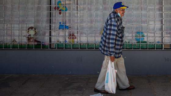 Um morador do Bairro Branco, carrega sacos de alimentos provenientes do Banco Alimentar contra a Fome, na Associação Padre Amadeu Pinto, que funciona desde 2007 e atua na prevenção contra o crime, apoio a crianças em contexto de pobreza e distribuição de alimentos, no Bairro Branco, Pragal, Almada, 22 de abril de 2021. (ACOMPANHA TEXTO DE 03 DE MAIO DE 2021). JOSÉ SENA GOULÃO/LUSA