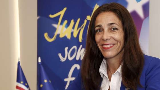 A embaixadora da União Europeia em Cabo Verde, Sofia Moreira de Sousa, fala durante uma entrevista à agência Lusa, na cidade da Praia, Cabo Verde, 23 de abril de 2021. A Embaixadora da União Europeia na Praia prevê que ainda este ano entrem em vigor as alterações ao acordo de facilitação de vistos com Cabo Verde, traduzindo as “intensas relações” bilaterais e passando ainda pelo reforço da parceria especial.  (ACOMPANHA TEXTO DA LUSA DO DIA 03 DE MAIO DE 2021). FERNANDO DE PINA/LUSA