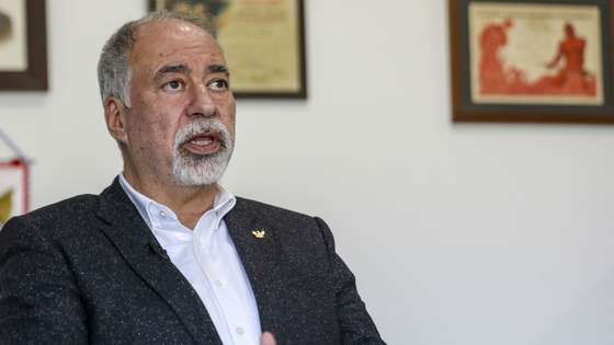 O presidente da Liga dos Bombeiros Portugueses (LBP), António Nunes, fala durante uma entrevista à agência Lusa, na sede da Liga dos Bombeiros Portugueses, em Lisboa, 09 de fevereiro de 2022. A Liga dos Bombeiros Portugueses critica o “subfinanciamento crónico” atribuído pelo Estado às corporações de bombeiros voluntários, obrigando-as a “estender mão” para pedir subsídios, e exige que sejam compensadas com “o valor real” dos serviços prestados. (ACOMPANHA TEXTO DA LUSA DE 12 DE FEVEREIRO DE 2022). MIGUEL A. LOPES/LUSA